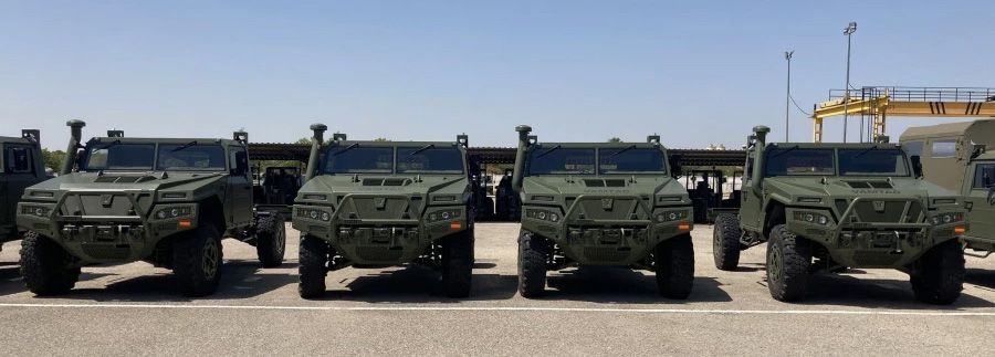 Cuatro Vehículos de Alta Movilidad Táctico porta shelter S-788. Foto: Ejército de Tierra.